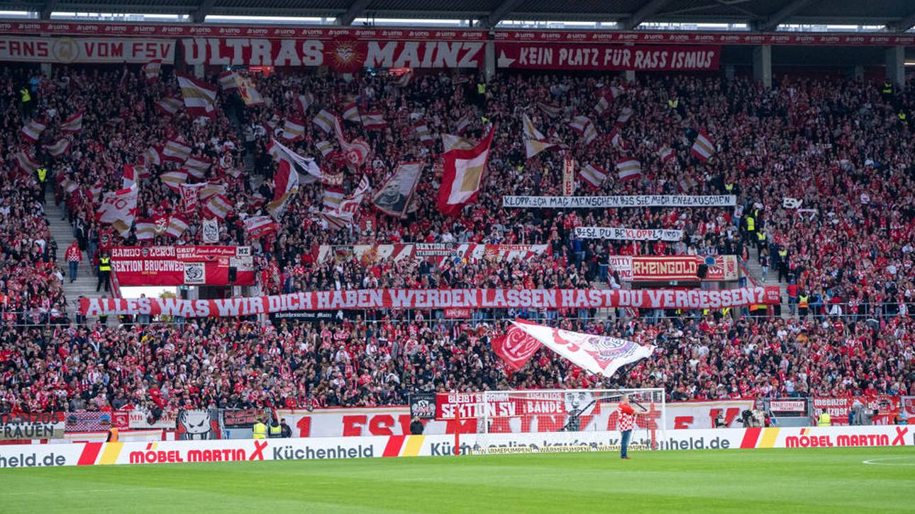 Mainzer Fans zeigen Banner mit Nachricht an Jürgen Klopp