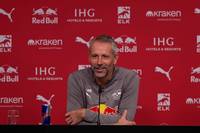 Ein kleines Kind in der ersten Reihe bei der Pressekonferenz brachte Marco Rose völlig aus dem Konzept. Der Junge schien sich nicht sonderlich für RB Leipzig zu interessieren und widmete sich lieber Speis und Trank.