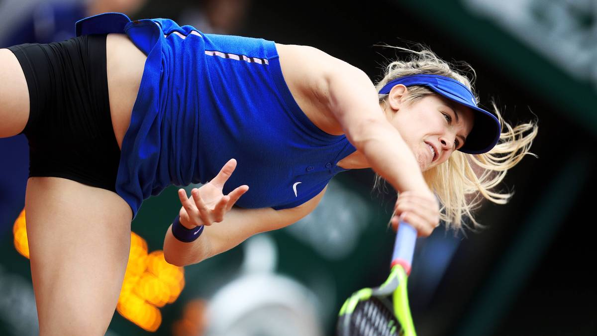 Eugenie Bouchard legt in Schräglage alles in einen harten Aufschlag