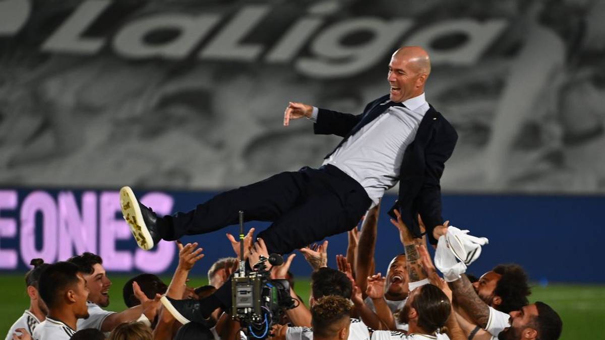 Zinedine Zidane wird von seinen Spieler gefeiert