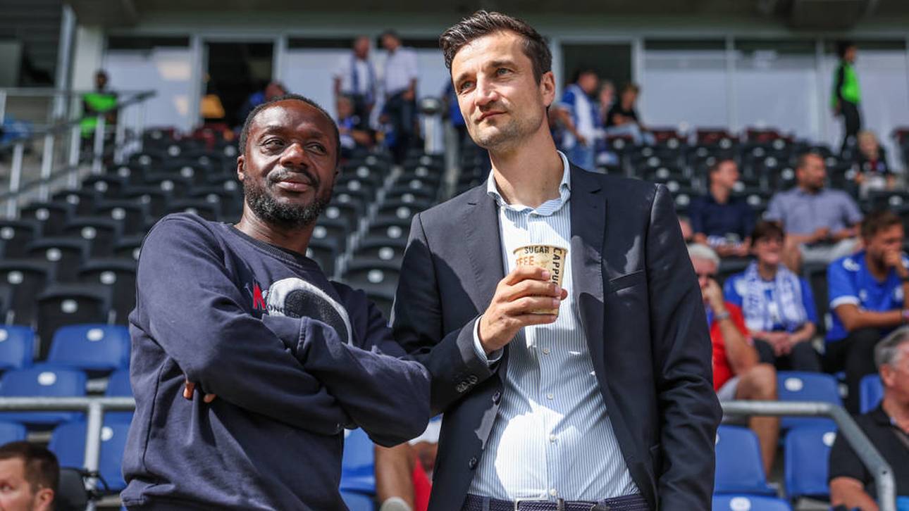 Matthias Tillmann (r., mit Ben Manga) ist Vorstandsvorsitzender beim FC Schalke 04