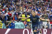 Drei Tage nach der bitteren Finalniederlage bei der WM in Katar hat Frankreichs Superstar Kylian Mbappé wieder das Training bei seinem Klub Paris Saint-Germain aufgenommen.