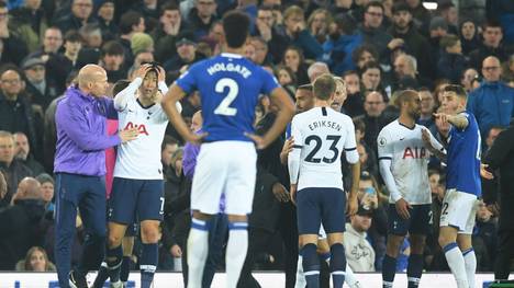 LIVERPOOL, ENGLAND - NOVEMBER 03: Members of both sides react after a Son Heung-Min of Tottenham Hotspur challenge on Andre Gomes of Everton during the Premier League match between Everton FC and Tottenham Hotspur at Goodison Park on November 03, 2019 in Liverpool, United Kingdom. (Photo by Michael Regan/Getty Images)