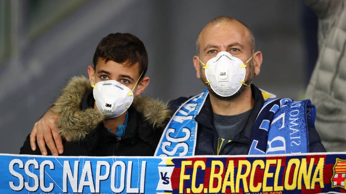 Beim Champions-League-Spiel zwischen Neapel und Barcelona waren zahlreiche Fans mit Mundschutz im Stadion