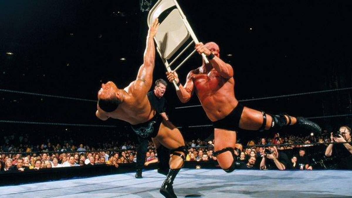 WRESTLEMANIA X-Seven: STEVE AUSTIN besiegt THE ROCK. Denkwürdiges Finale der vielleicht besten WrestleMania überhaupt: Austin besiegt The Rock mit Hilfe seines bisherigen Erzfeinds, WWF-Boss Vince McMahon, und wird böse. Im Nachhinein gilt der Schachzug als Fehler, der Erfolg Austins ließ nach, der der WWF auch