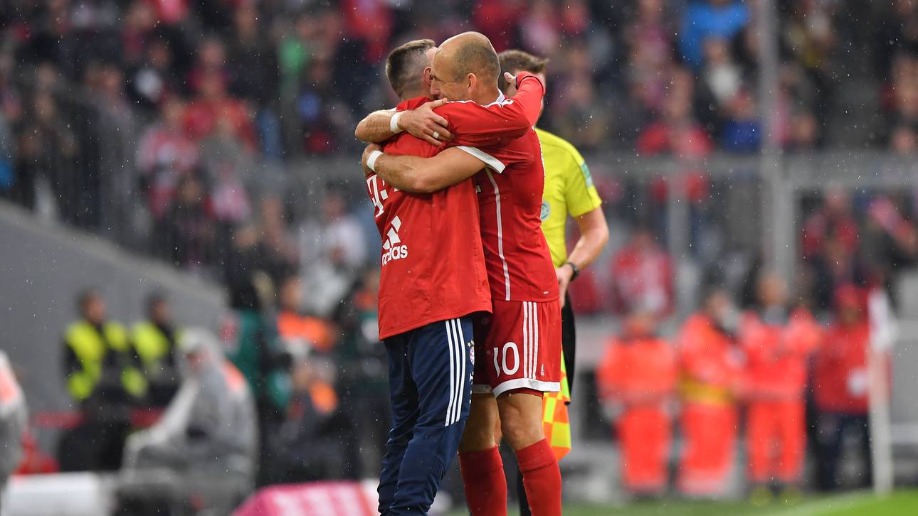 Torschütze Robben feiert mit Ribery