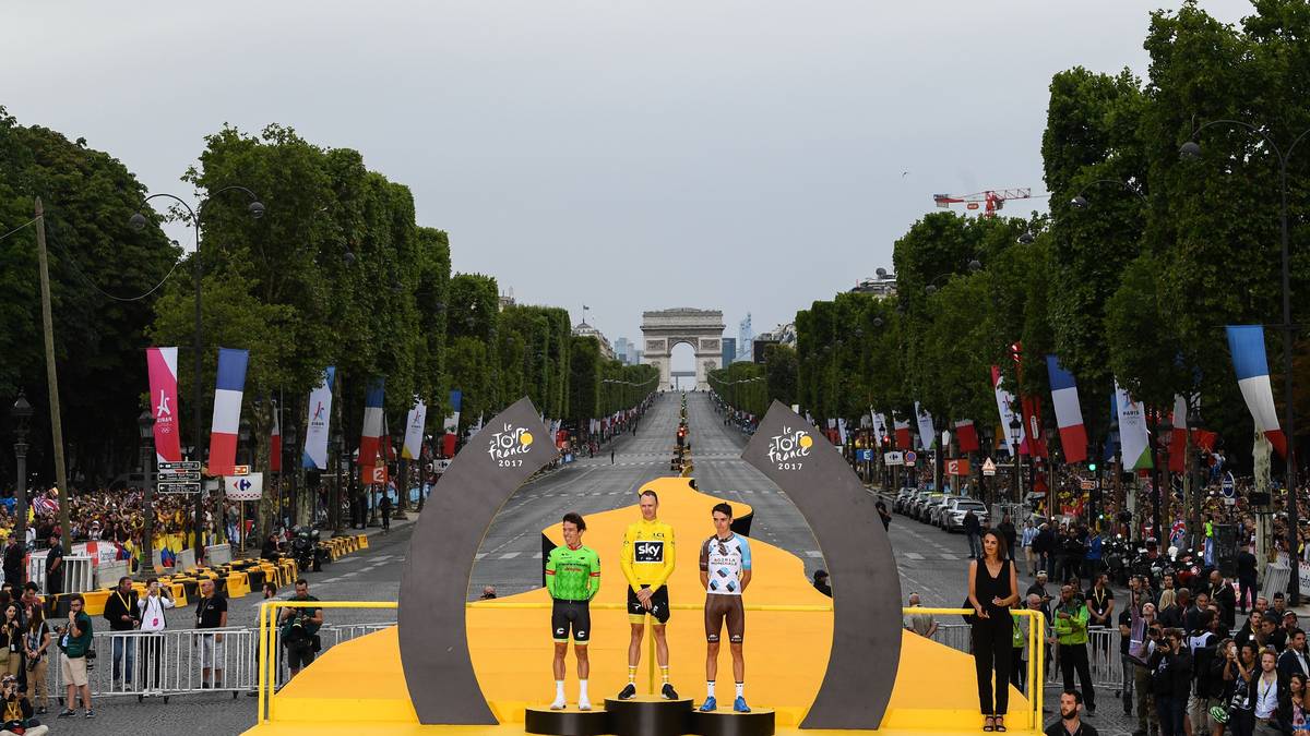 Mit dem Arc de Triomphe im Hintergrund werden dann die drei Erstplatzierten der Gesamtwertung geehrt. Ob Christopher Froome auch in diesem Jahr wieder ganz oben steht?
