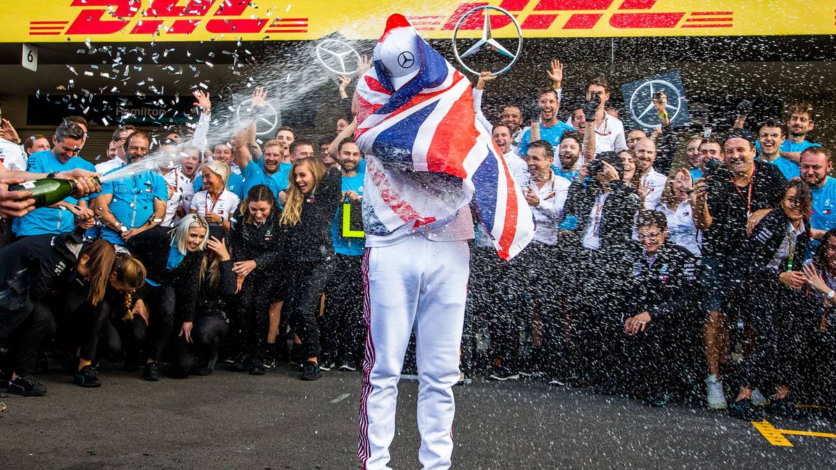 Anschließend geht endlich die richtige Party los - natürlich mit reichlich Champagner 