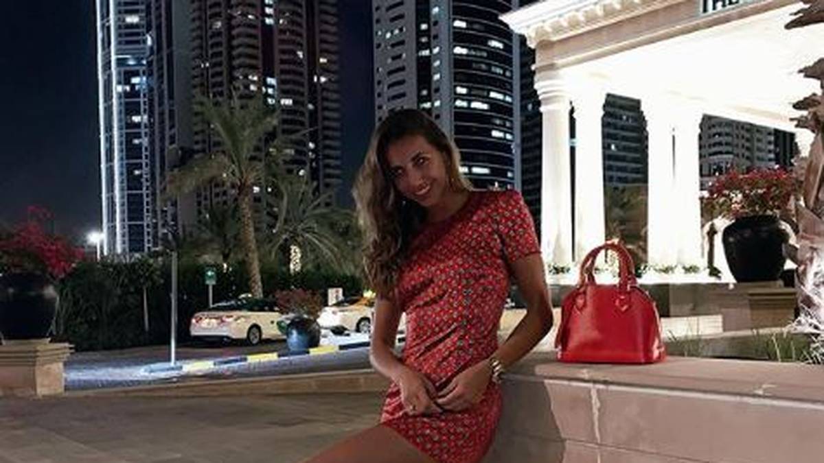 Wenn die Sonne untergegangen ist, schlüpft Mirjana ins hübsche Abendkleidchen