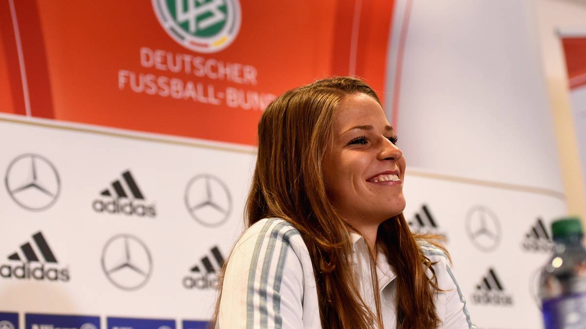 Die Frauen-WM in Kanada liefert nicht nur sportliche Highlights. Auch für das Auge wird einiges geboten. SPORT1 zeigt die schönsten Spielerinnen des Turniers. Zu den Hinguckern im deutschen Team gehört Melanie Leupolz, die 2013 im DFB-Trikot debütierte