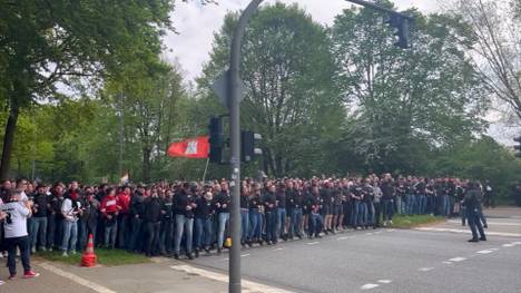 Der Fans des FC St. Pauli haben einen Fanmarsch zum Hamburger Volksparkstadion gemacht. Lautstark stimmen sie sich auf das Derby gegen den HSV und einen möglichen Aufstieg ein.