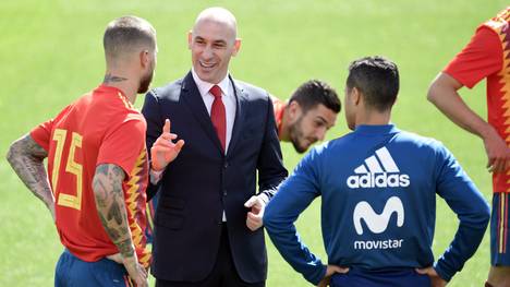 Sergio Ramos und RFEF-Präsident Luis Manuel Rubiales bei einer Trainingseinheit der spanischen Nationalmannschaft 