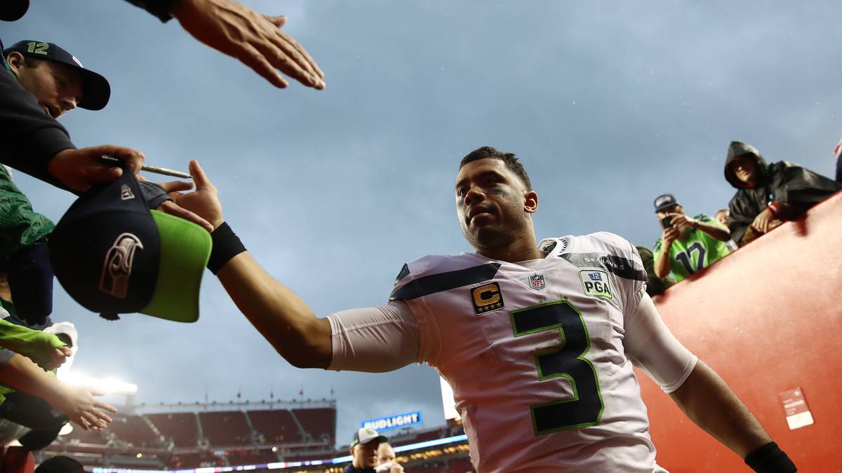 DER Topverdiener schlechthin spielt bei den Seattle Seahawks und heißt RUSSELL WILSON. Der 30-Jährige verlängerte im April seinen Vertrag um vier Jahre und kassierte dafür gleich zwei Signing Boni im Wert von 65 Millionen Dollar. Sein Jahresverdienst liegt künftig bei 35 Millionen Dollar, insgesamt kann er bis 2023 maximal 231,4 Millionen Dollar kassieren. Dagegen ist der neue Vertrag für Edebali Kleingeld...