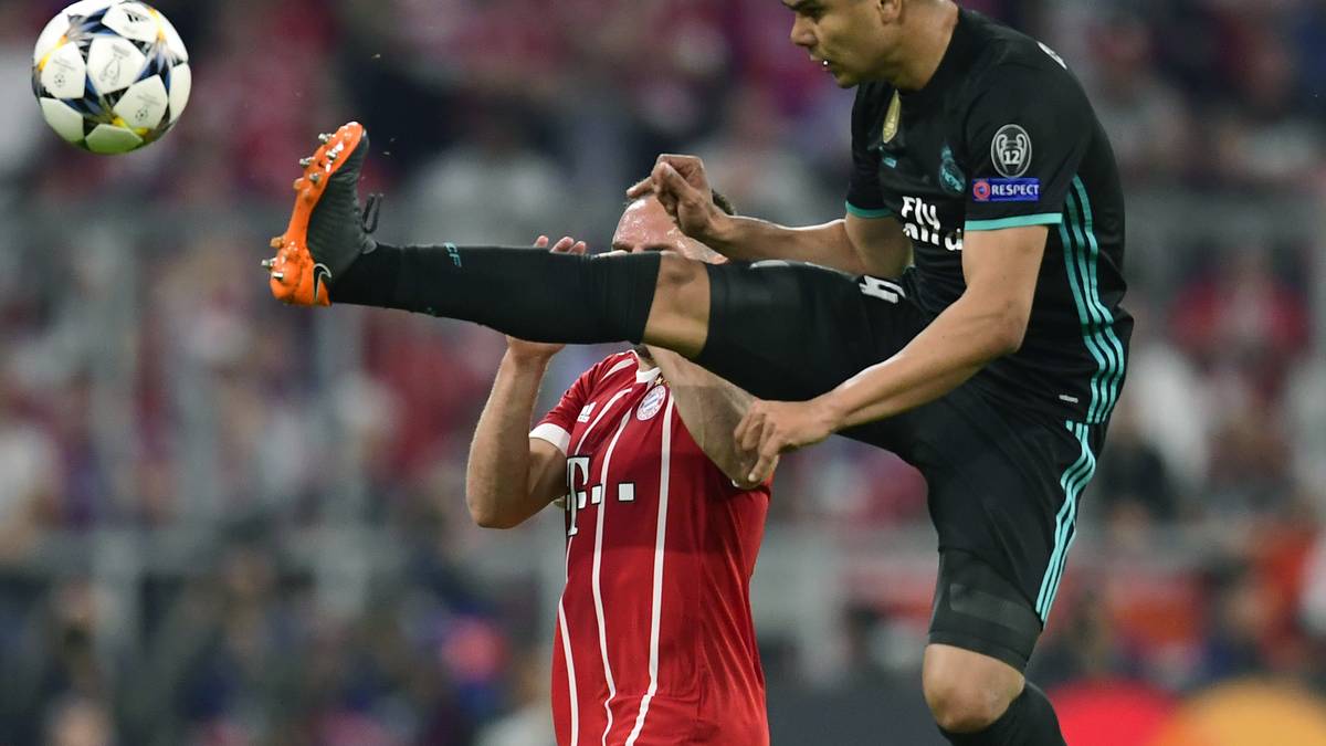 MITTELFELD - CASEMIRO (26, Vertrag bis 2021): Als Abräumer vor der Abwehr ungemein wichtig für die Madrilenen. Steht angeblich ganz oben auf der Wunschliste von Paris Saint-Germain, beschäftigt sich jedoch nicht mit einem Wechsel