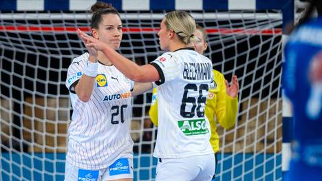 Kapitänin Emily Bölk (l.) steht mit den DHB-Damen bei der Handball-EM in der Hauptrunde