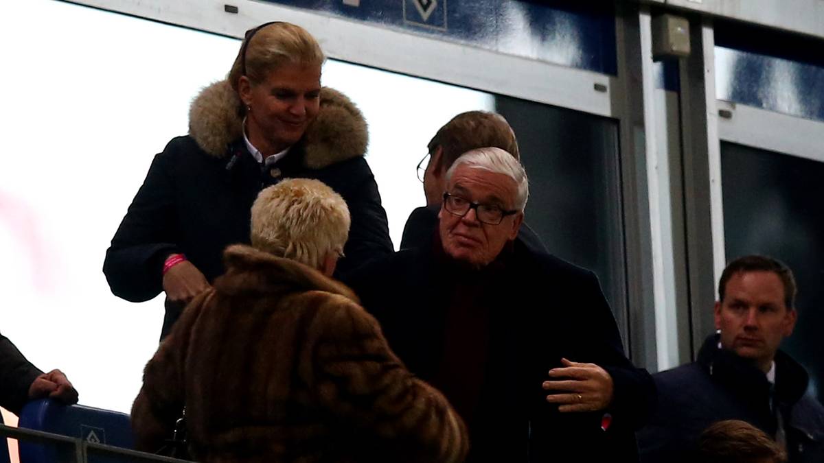 Mäzen Klaus-Michael Kühne sichert sich im Januar 2015 für 18,75 Millionen Euro 7,5 Prozent der Anteile an der HSV Fußball AG und zugleich für vier Jahre die Namensrechte am Stadion. Ab dem Sommer spielt der HSV dann wieder im Volksparkstadion