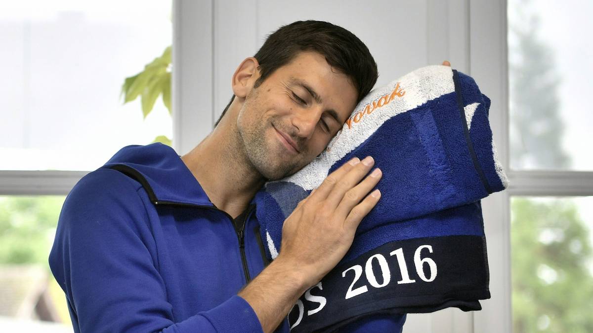 Novak Djokovic freut sich über das mit seinem Namen bestickte Handtuch, welches er von den Veranstaltern zu seinem Geburtstag erhält. Ins Turnier greift der Weltranglistenerste am Dienstag ein