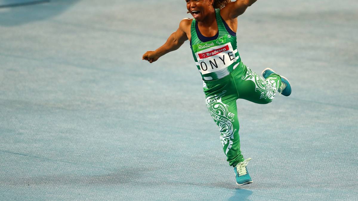 Einen Freudentanz führt Lauritta Onye nach ihrem Weltrekord im Kugelstoßen auf. Die Nigerianerin stieß die Kugel mit 8,40 Metern über einen Meter weiter als die Zweitplatzierte