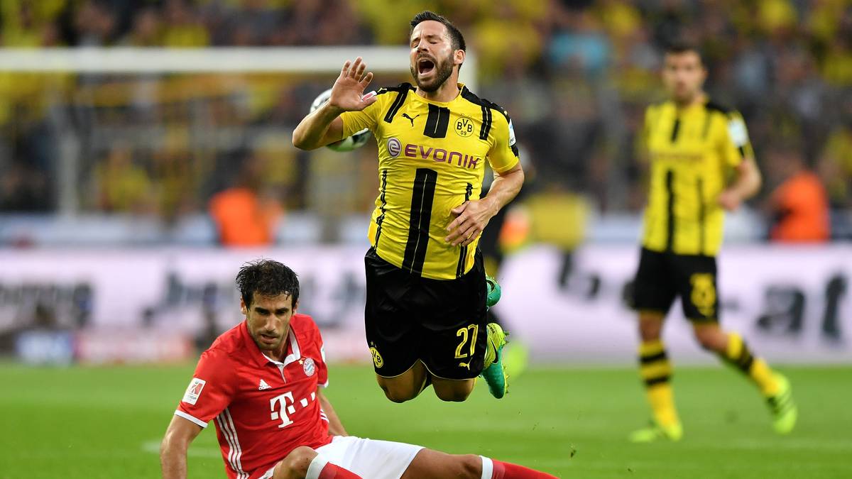 Gonzalo Castro wird von Javi Martinez gefällt