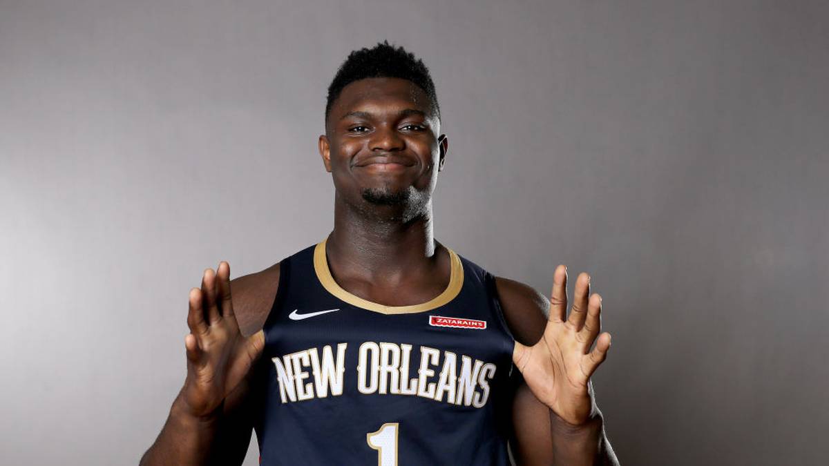 Beim Fotoshooting im neuen Jersey strahlte Williamson sichtlich und auch die Euphorie bei den Fans der Pelicans ist groß. Zu einem Trainigsspiel kamen sage und schreibe 10.000 Fans in das Smoothie King Center, um den Neuzugang zu bestaunen