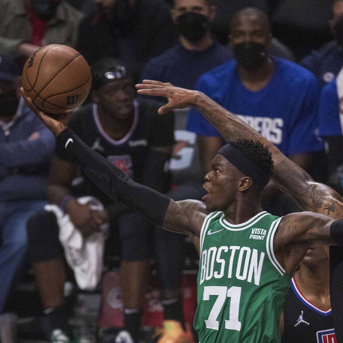 Dennis Schröder steht aktuell bei den Boston Celtics unter Vertrag, hofft jedoch auf bessere Angebote. Schlagen die Dallas Mavericks per Trade zu?