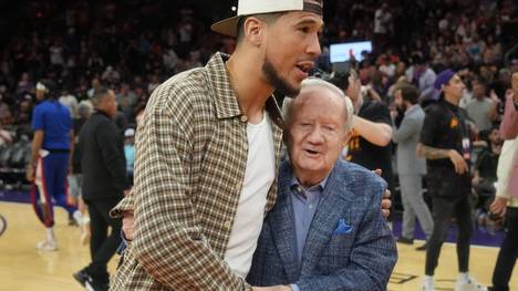 Al McCoy mit Devin Booker im April 2023