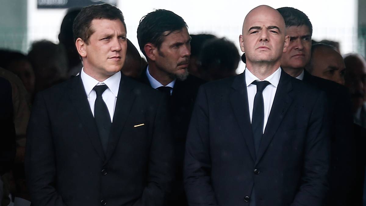 FIFA-Präsident Gianni Infantino (Vordergrund rechts) reist nach Brasilien, um mit den Chapecoense-Fans zu trauern