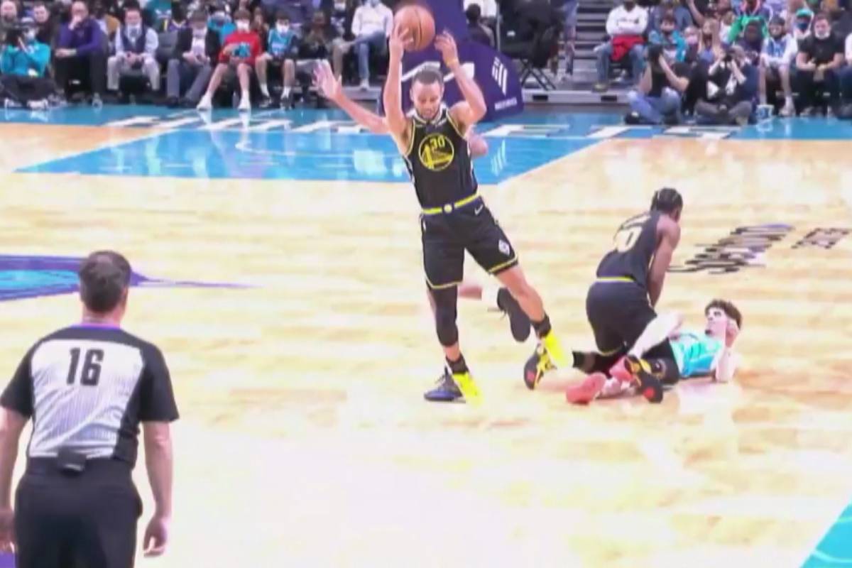 Auch gegen die Charlotte Hornets legte Steph Curry wieder eine große Show aufs Parkett. Darunter ein No-Look-Pass auf Jordan Poole.