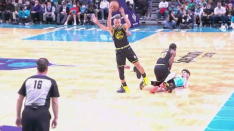 Auch gegen die Charlotte Hornets legte Steph Curry wieder eine große Show aufs Parkett. Darunter ein No-Look-Pass auf Jordan Poole.