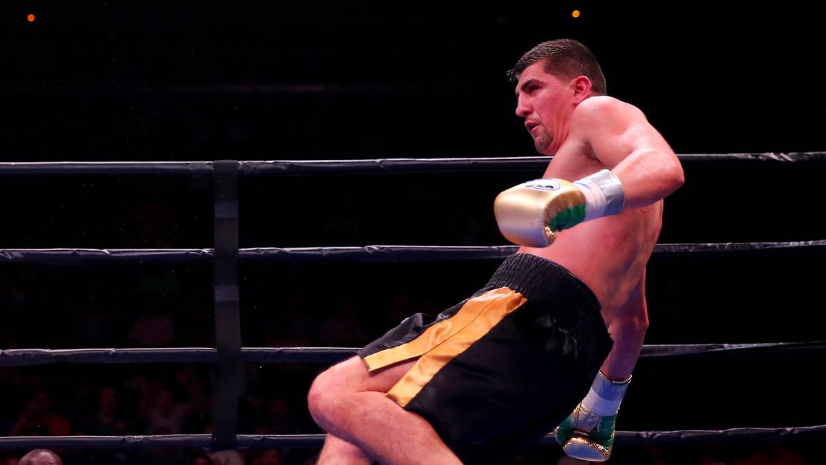 ... und schickt Marco Huck in der elften Runde mit einem Kinnhaken ebenfalls zu Boden