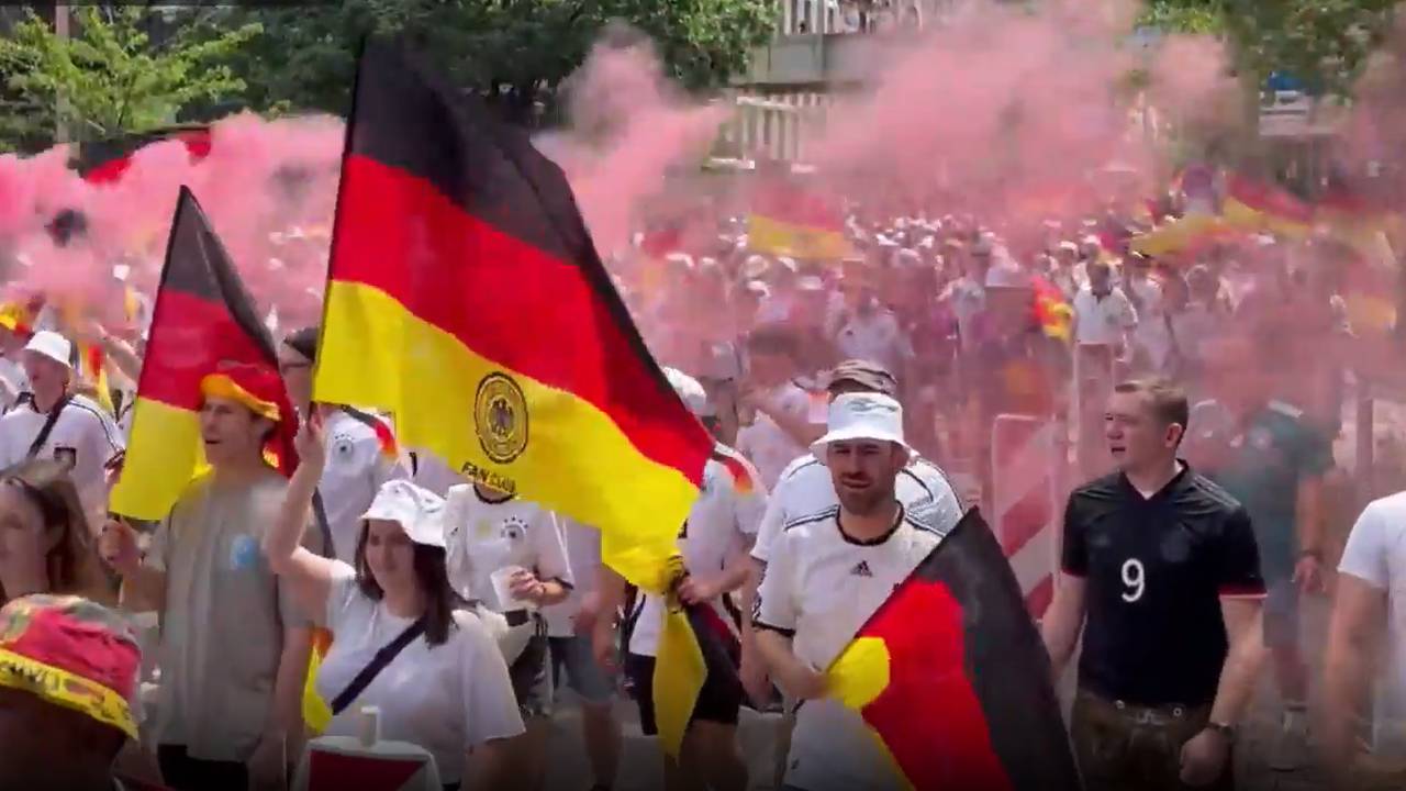 Gigantischer Fanmarsch! Deutschland-Fans feiern vor Ungarn-Spiel | EM 2024