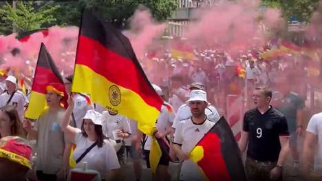 Die Deutschland-Fans sind heiß auf das zweite Gruppenspiel gegen Ungarn. Vorab gibt es einen beeindruckenden Fanmarsch in Richtung des Stuttgarter Stadions.