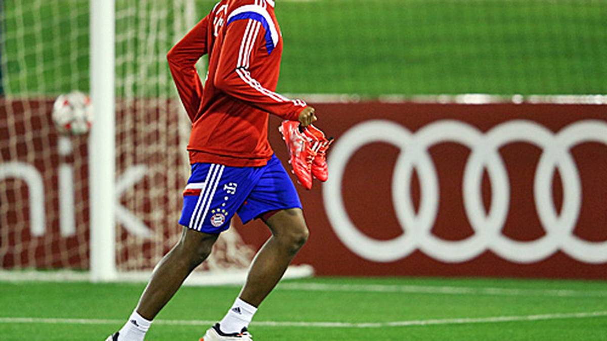 David Alaba absolviert zunächst nur eine individuelle Trainingseinheit. "Sicher bin ich noch nicht bei 100 Prozent, aber das Knie fühlt sich sehr gut an", sagt der Österreicher bei der Abreise in München