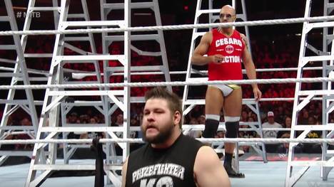 Kevin Owens (u.) und Cesaro wurden vom WWE-Comeback von Teddy Long überrascht
