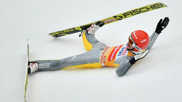 Richard Freitag stürzte beim 3. Springen der Vierschanzentournee in Innsbruck