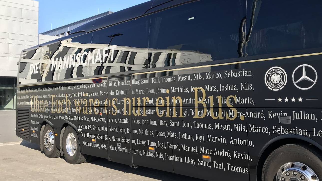 DFB-Bus mit Özil auf letzte Reise