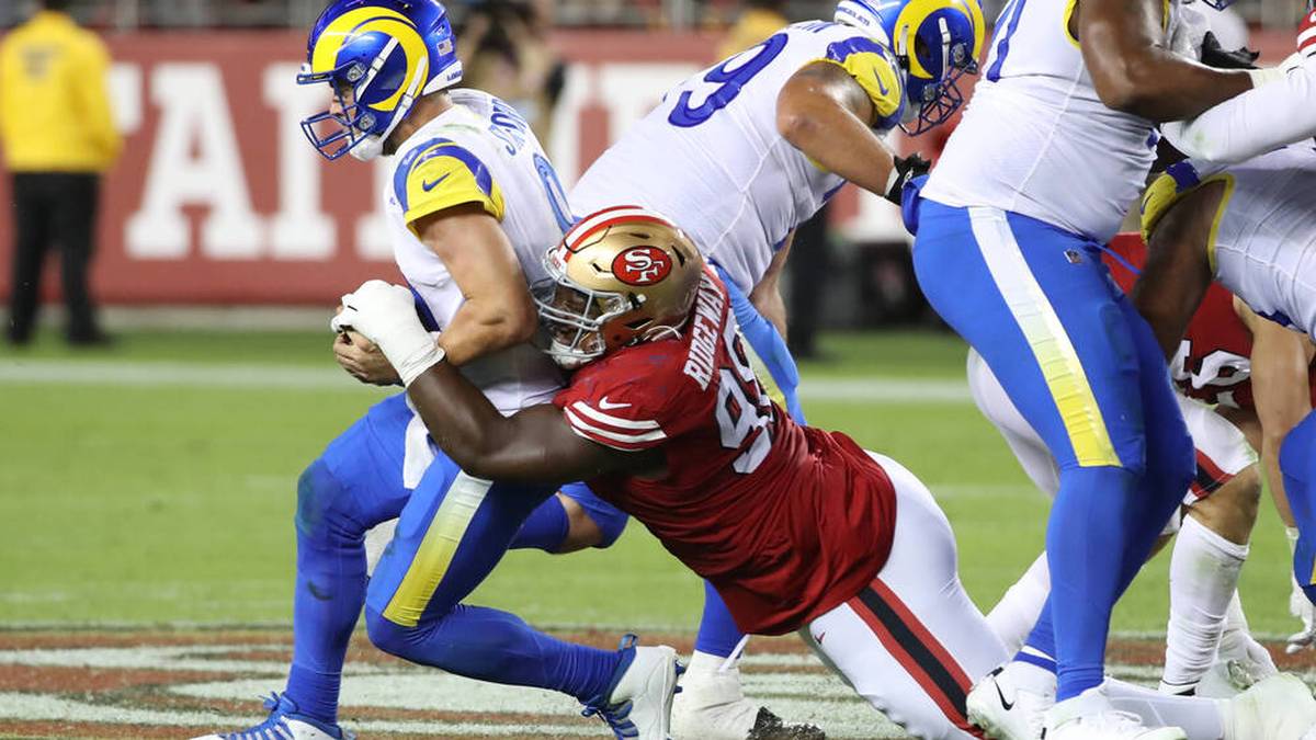 Kein Durchkommen: Hassan Ridgeway von den San Francisco 49ers stoppt Rams-Quarterback Matthew Stafford