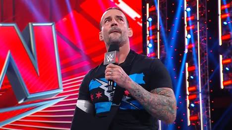 In seinem ersten großen Match nach seinem Sensations-Comeback bei WWE hat sich CM Punk schwer verletzt und verpasst WrestleMania. Bei RAW bestätigt er es in einem emotionalen Auftritt - der noch eine Wendung nimmt ...