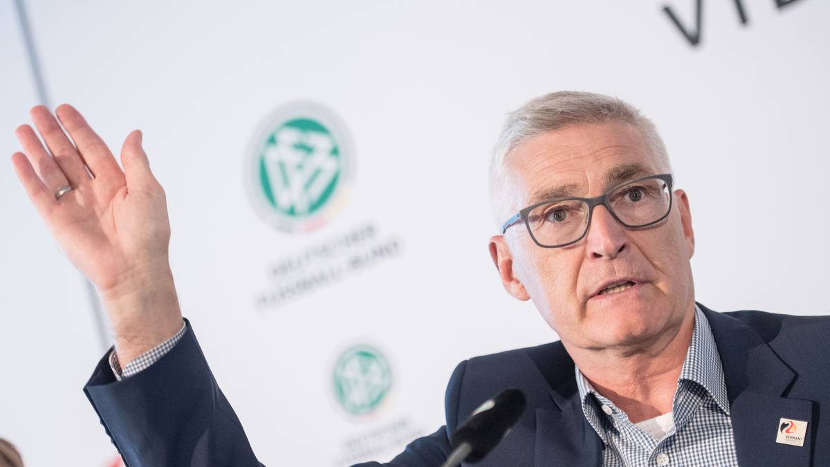 Schiedsrichter-Chef Lutz Michael Fröhlich ärgert sich über die vielen Fehlentscheidungen