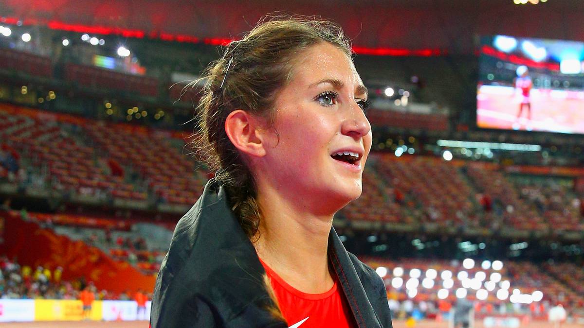 Gesa Felicitas Krause feiert ihre Bronzemedaille über 3000m Hindernis. Es ist die fünfte deutsche Medaille in Peking. Die 23-Jährige schiebt sich unter die afrikanische Weltelite