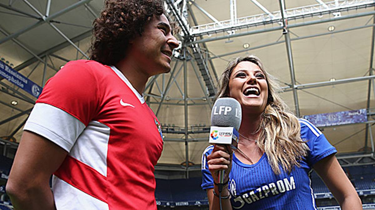 Für ihren eigentlichen Arbeitgeber, den mexikanischen TV-Sender "Teleivisa Deportes", wird auch noch mal nachgefragt bei Malagas Francisco Guillermo Ochoa, zudem Mexikos Nationalkeeper   
                  
                  