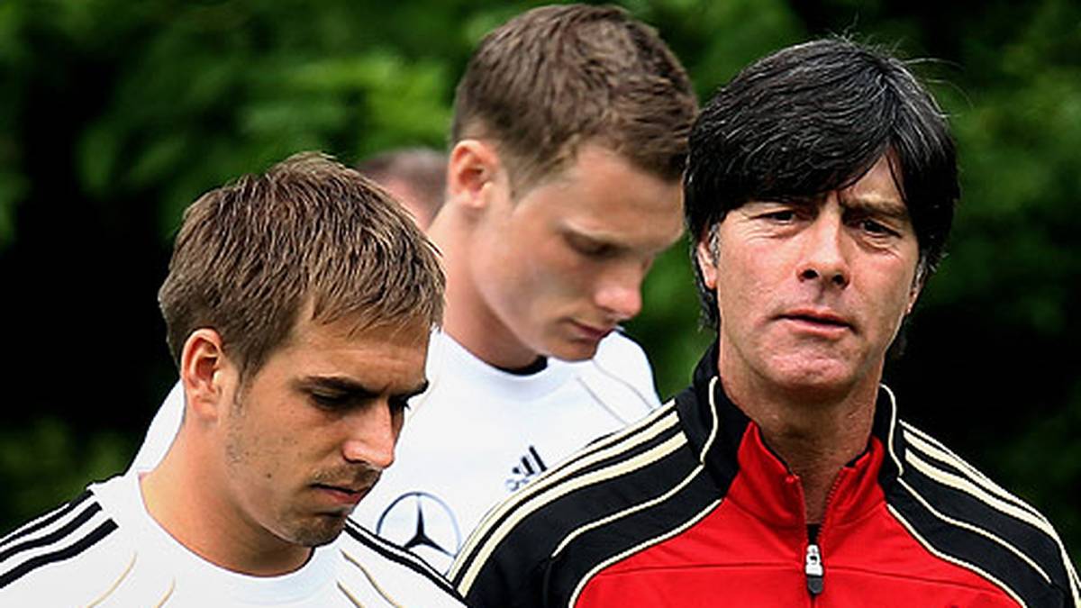 Doch der Bundestrainer richtete immer den Blick nach vorne und war von einer guten WM überzeugt. Manuel Neuer machte Löw zur neuen Nummer 1, Philipp Lahm (l.) zu seinem Kapitän