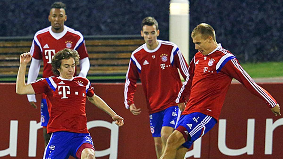 Mittendrin im Trainingsgeschehen ist dagegen wieder Holger Badstuber (r.). Und wer genau hinschaut, der kann auch entdecken, dass Xherdan Shaqiris Trainingskleidung mit der Nummer 11 bereits einen neuen Eigentümer gefunden hat: U-19-Spieler Marco Hingerl (2.v.r.) freut sich, erstmals mit den Profis ins Trainingslager reisen zu dürfen