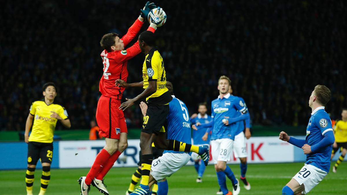 RUNE JARSTEIN: Hielt, was zu halten war, auch wenn die Viererkette vor ihm häufig einem Hühnerhaufen glich, und verhinderte dadurch noch Schlimmeres. SPORT1-Note: 3