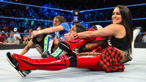 Daniel Bryan (l.) und Brie Bella setzten bei WWE SmackDown Live ein Zeichen