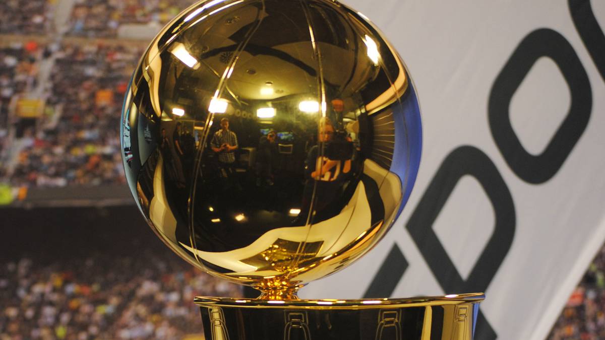 Am 4. Juni beginnen die Finals der NBA. Dirk Nowitzki steht mit den Dallas Mavericks derzeit auf Rang fünf in der Western Conference, Dennis Schröder und die Atlanta Hawks liegen im Osten gar an der Spitze. Beide haben also realistische Chancen auf die Meisterschaft. Im Januar bei SPORT1, im Juni bei Nowitzki - das wärs!