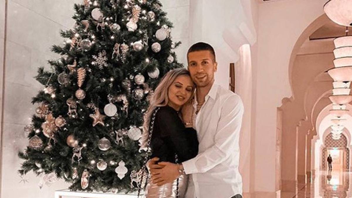 Nastasic und seine Frau Jelena sonnen sich im noch nicht ganz verschwundenen weihnachtlichen Glanz