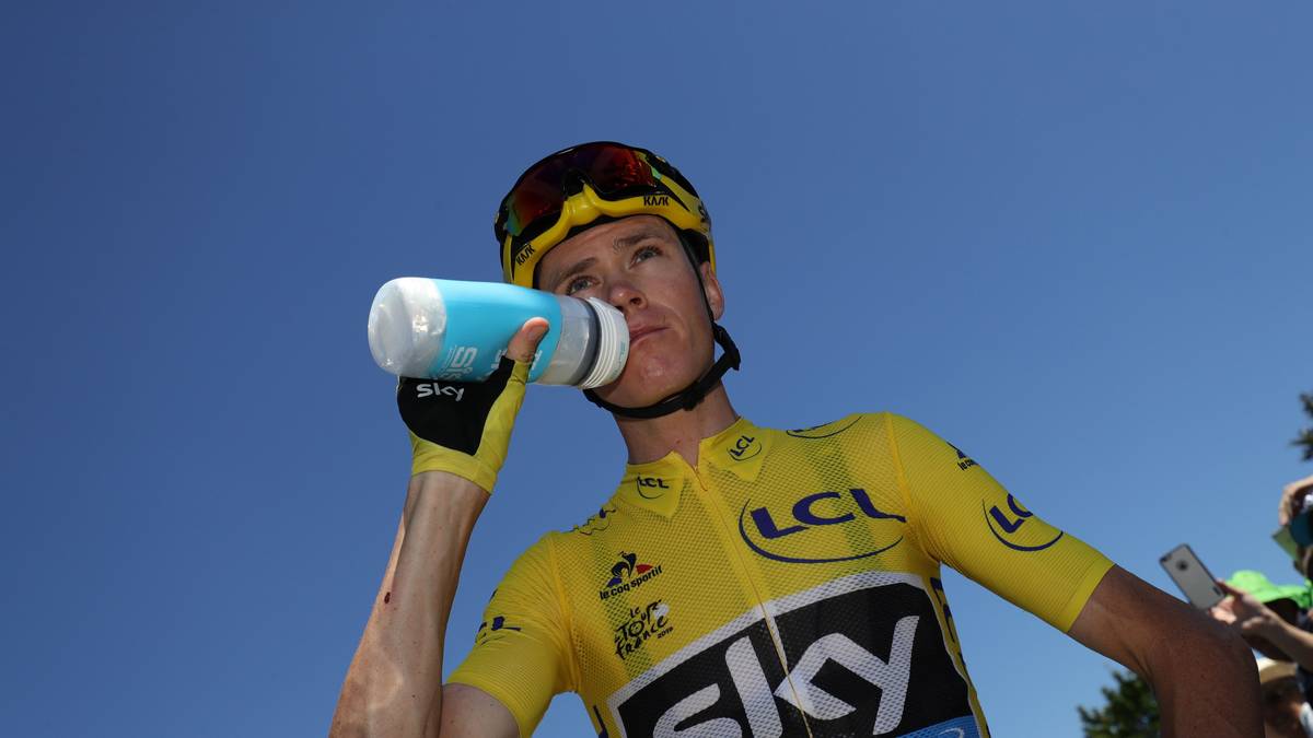 Christopher Froome stärkt sich kurz vor dem Start der 15. Etappe. Das ist auch nötig. Ganze sechs Bergwertungen stehen an