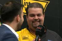 Gabriel Clemens steht nach dem 6:4 Erfolg gegen Ross Smith bei den German Darts Championship im Viertelfinale und zeigt sich nach dem Spiel sichtlich erleichtert.