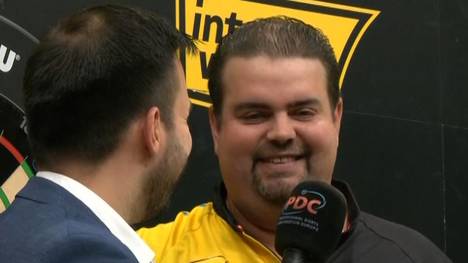 Gabriel Clemens steht nach dem 6:4 Erfolg gegen Ross Smith bei den German Darts Championship im Viertelfinale und zeigt sich nach dem Spiel sichtlich erleichtert.